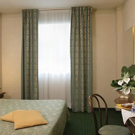 B&B Hotel Ferrara Otel 3*